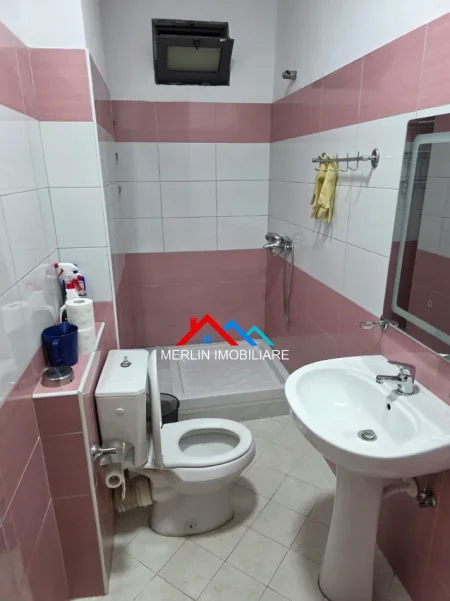 Tirane, jepet me qera apartament 1+1+Ballkon Kati 4, 60 m² 535 € (RRUGA 5 MAJI)