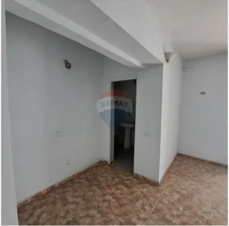 Vlore, shitet dyqan Kati 0, 33 m² 45.450 € (Rruga Ali Demi, Vlorë)