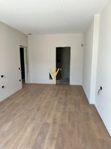 Tirane, jepet me qera ambjent biznesi Kati 1, 117 m² 1.900 € (KOMUNA E PARISIT)