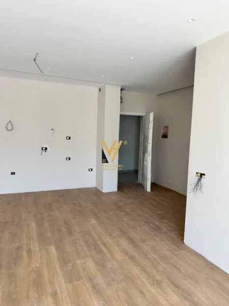 Tirane, jepet me qera ambjent biznesi Kati 1, 117 m² 1.900 € (KOMUNA E PARISIT)