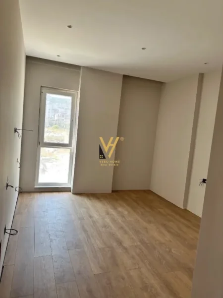 Tirane, jepet me qera ambjent biznesi Kati 1, 117 m² 1.900 € (KOMUNA E PARISIT)