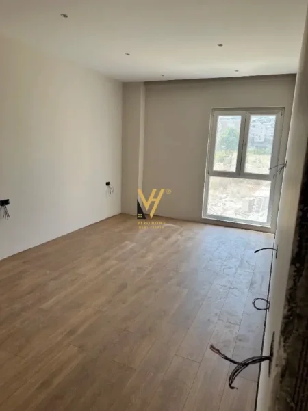 Tirane, jepet me qera ambjent biznesi Kati 1, 117 m² 1.900 € (KOMUNA E PARISIT)