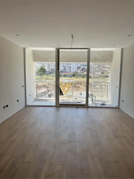 Tirane, jepet me qera ambjent biznesi Kati 1, 117 m² 1.900 € (KOMUNA E PARISIT)