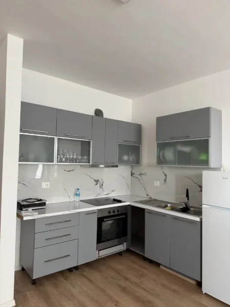 Tirane, jepet me qera apartament 1+1 Kati 3, 65 m² 400 € (Paskuqan)