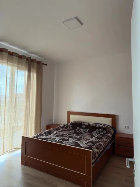 Tirane, jepet me qera apartament 1+1 Kati 3, 65 m² 400 € (Paskuqan)