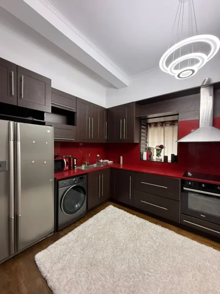 Tirane, jepet me qera apartament 2+1 Kati 4, 103 m² 1.000 € (Rruga e Barrikadave)