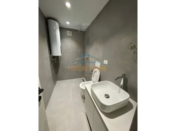Tirane, jepet me qera apartament 2+1 Kati 5, 110 m² 700 € (Fusha e Aviacionit)