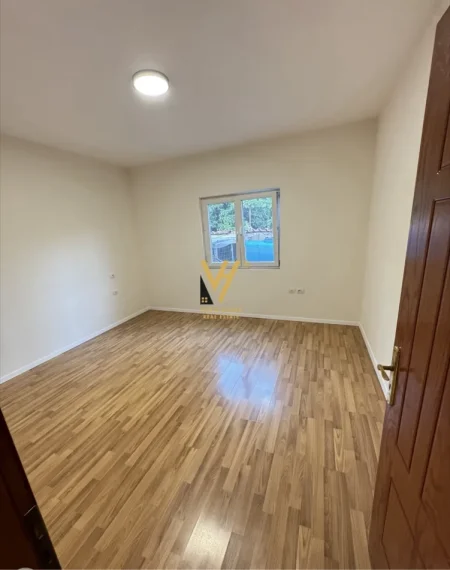 Tirane, jepet me qera apartament 2+1+Ballkon Kati 3, 110 m² 550 € (LAPRAKE)