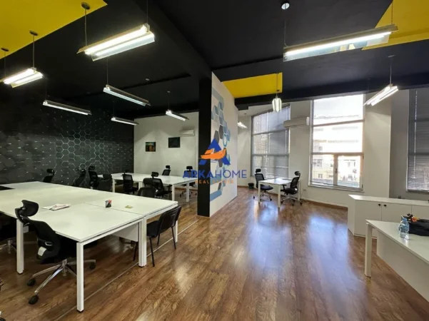 Tirane, jepet me qera ambjent biznesi Kati 1, 180 m² (BLLOK)