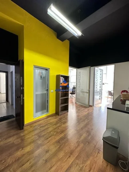 Tirane, jepet me qera ambjent biznesi Kati 1, 180 m² (BLLOK)