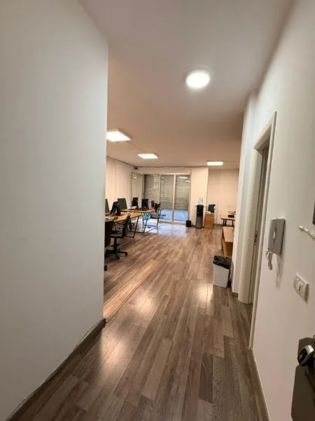 Tirane, jepet me qera zyre Kati 2, 100 m² 1.300 € (STADIUMI DINAMO)