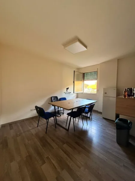 Tirane, jepet me qera zyre Kati 2, 100 m² 1.300 € (STADIUMI DINAMO)