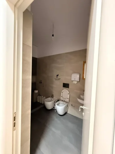 Tirane, jepet me qera zyre Kati 2, 100 m² 1.300 € (STADIUMI DINAMO)