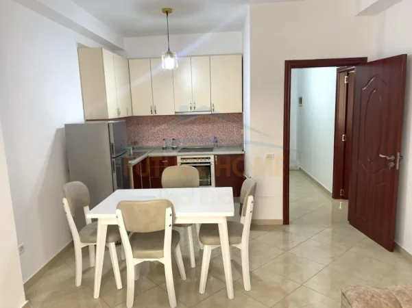 Tirane, jepet me qera apartament 1+1+Ballkon Kati 3, 66 m² 450 € (Unaza e Re)