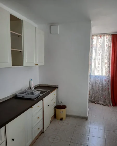 Tirane, jepet me qera apartament 1+1 Kati 5, 70 m² 600 € (Vasil Shanto)