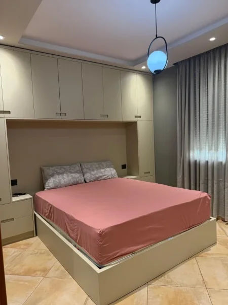 Tirane, jepet me qera apartament 1+1+Ballkon Kati 3, 65 m² 550 € (Kodra e Diellit/Rr.Rrapo Hekali)