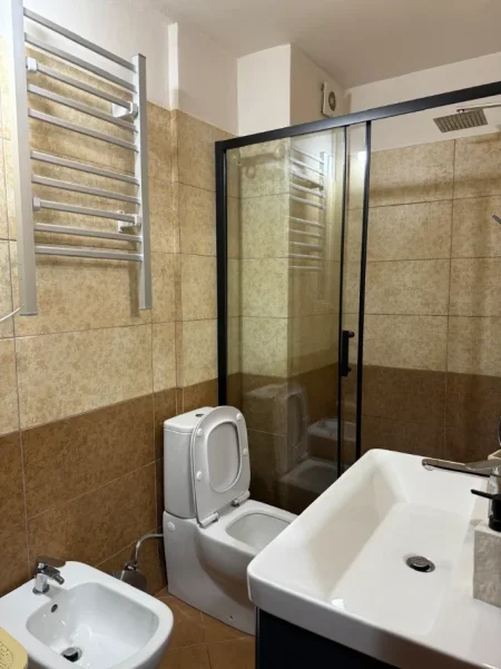 Tirane, jepet me qera apartament 1+1+Ballkon Kati 3, 65 m² 550 € (Kodra e Diellit/Rr.Rrapo Hekali)