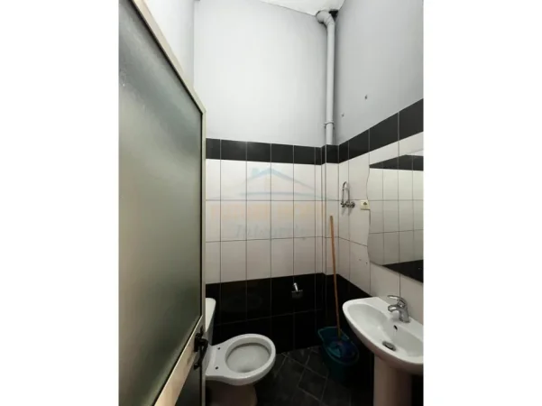 Shitet, Ambient Biznesi, Rruga Jordan Misja, Tiranë. 0696069906