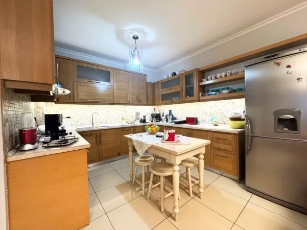 Tirane, shitet apartament 2+1 , 120 m² 270.000 € 