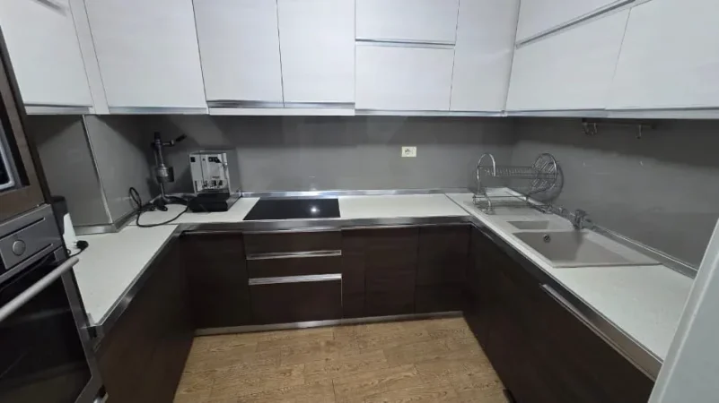 Jepet me qera apartament 3+1+Ballkon900 € (Qender)