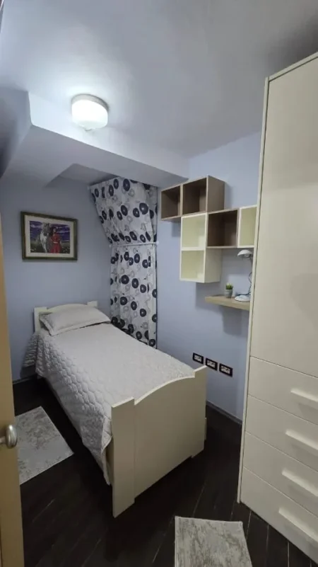 Jepet me qera apartament 3+1+Ballkon900 € (Qender)