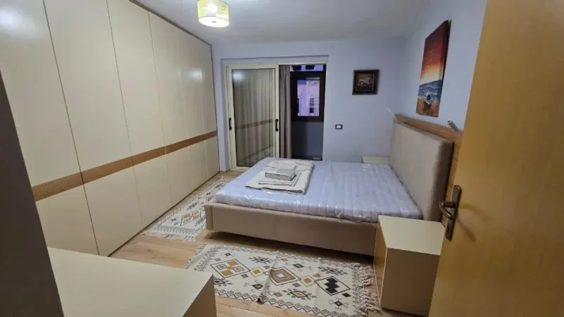 Jepet me qera apartament 3+1+Ballkon900 € (Qender)