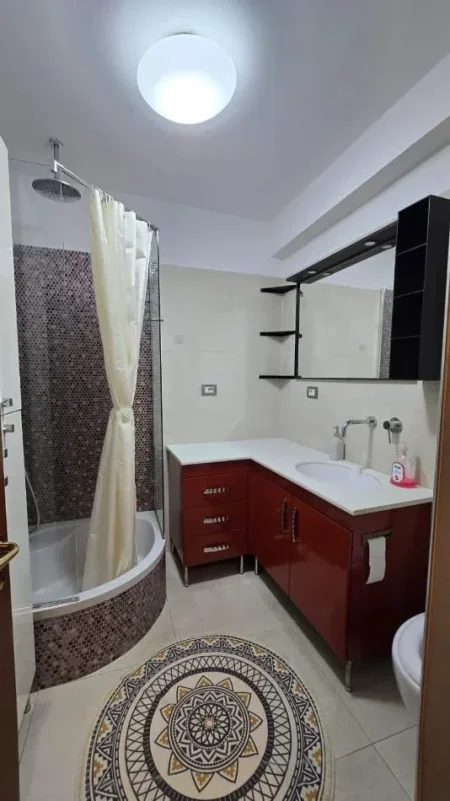 Jepet me qera apartament 3+1+Ballkon900 € (Qender)
