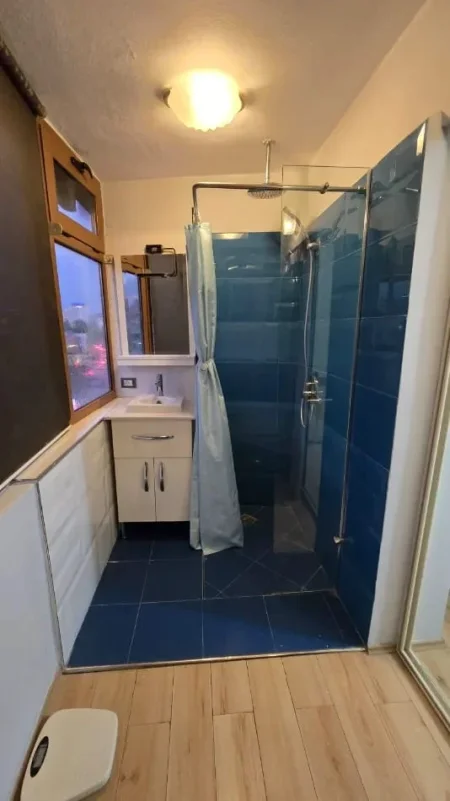 Jepet me qera apartament 3+1+Ballkon900 € (Qender)