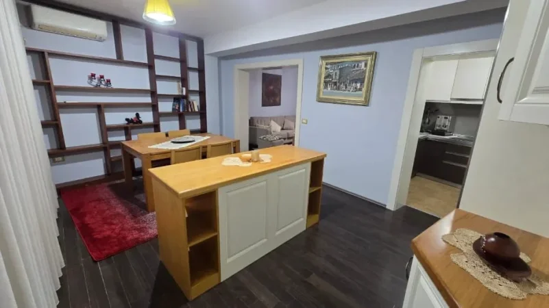 Jepet me qera apartament 3+1+Ballkon900 € (Qender)