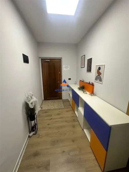 Tirane, jepet me qera zyre Kati 10, 450 m² 17.297 € (BLLOK)