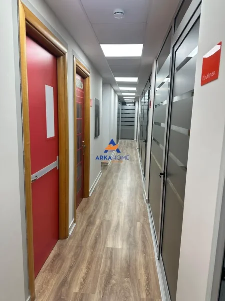Tirane, jepet me qera zyre Kati 10, 450 m² 17.297 € (BLLOK)