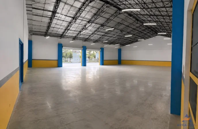 Tirane, jepet me qera magazine Kati 0, 400 m² 3.783 € (KOMBINAT)