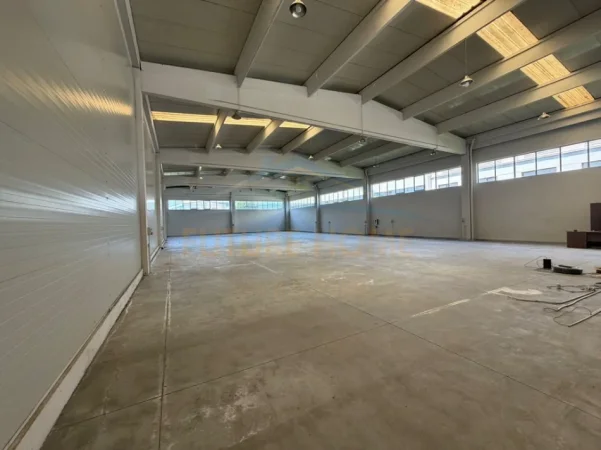 Tirane, shitet magazine , 1.100 m² (Autostrada Tiranë-Durrës (Prane QTU))