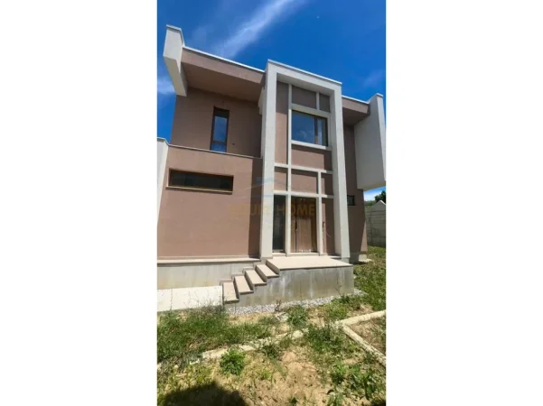 Tirane, shitet Vile 3+1 Kati 2, 335 m² 650.000 € 