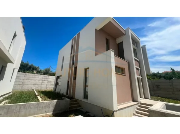 Tirane, shitet Vile 3+1 Kati 2, 335 m² 650.000 € 