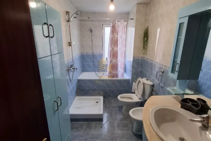 Tirane, jepet me qera apartament 2+1+Aneks Kati 8, 100 m² 850 € (Komuna e Parisit)