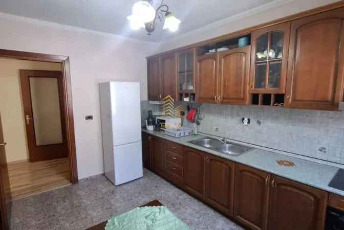 Tirane, jepet me qera apartament 2+1+Aneks Kati 8, 100 m² 850 € (Komuna e Parisit)