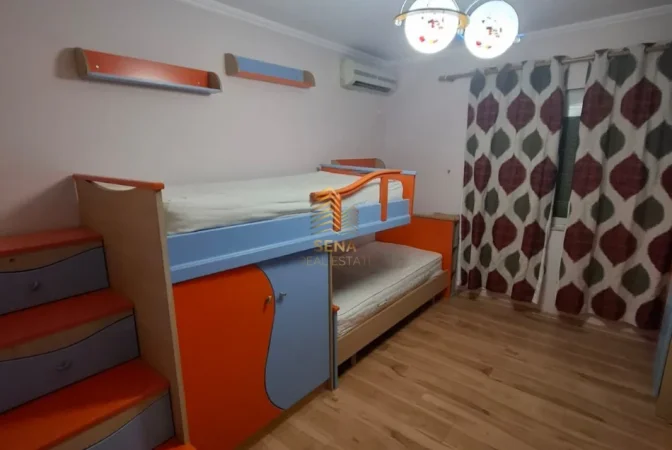 Tirane, jepet me qera apartament 2+1+Aneks Kati 8, 100 m² 850 € (Komuna e Parisit)