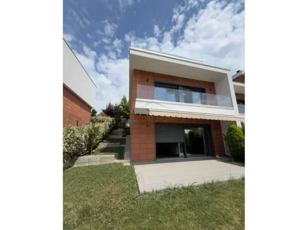 Tirane, shitet Vile 3+1 Kati 3, 208 m² 650.000 € 