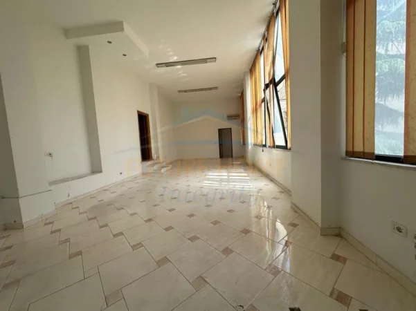 Tirane, jepet me qera ambjent biznesi Kati 1, 224 m²  (Rruga Vllazen Huta)
