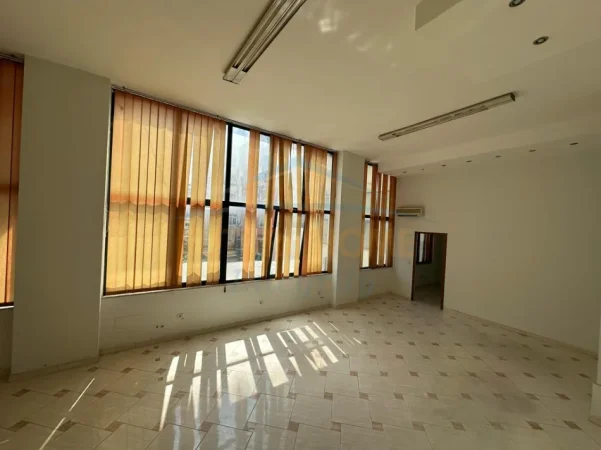 Tirane, jepet me qera ambjent biznesi Kati 1, 224 m²  (Rruga Vllazen Huta)