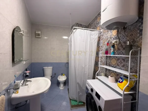 Tirane, jepet me qera apartament 1+1 Kati 1, 68 m² 600 € (Prane Stadiumit Air Albania)