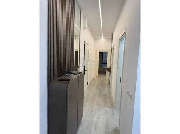 Tirane, jepet me qera apartament 2+1 Kati 1, 109 m² 850 € (ISH DOGANA)