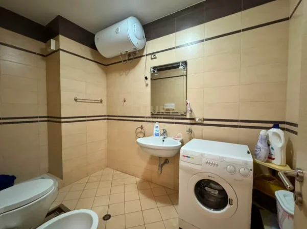 Tirane, jepet me qera apartament 2+1+Ballkon Kati 7, 100 m² 750 € (Rruga e Bogdaneve)