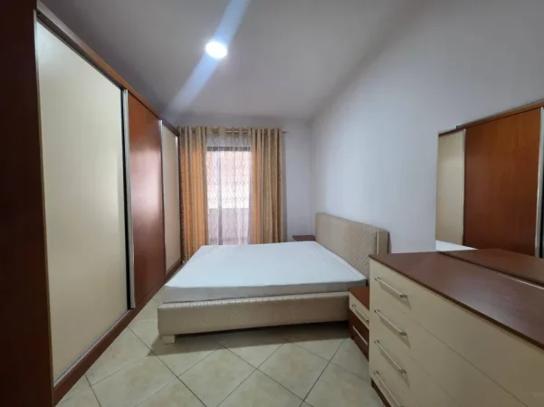 Tirane, jepet me qera apartament 2+1+Ballkon Kati 4, 82 m² 550 € (Unaza e Re)