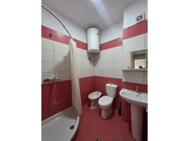 Tirane, jepet me qera apartament 2+1+Ballkon Kati 4, 82 m² 550 € (Unaza e Re)