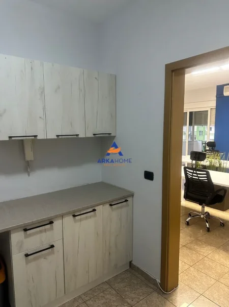 Tirane, jepet me qera zyre Kati 4, 65 m² 1.729 € (PJETER BOGDANI)