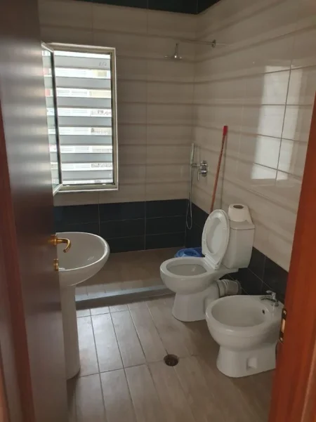 Tirane, jepet me qera apartament 1+1+Ballkon Kati 5, 55 m² 450 € (Fusha e Aviacionit)