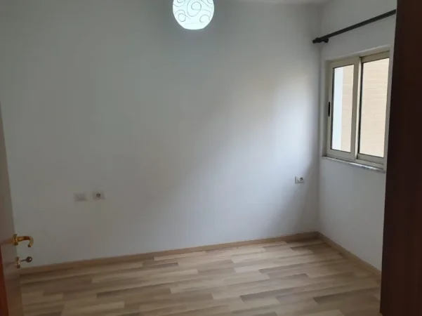 Tirane, jepet me qera apartament 1+1+Ballkon Kati 5, 55 m² 450 € (Fusha e Aviacionit)