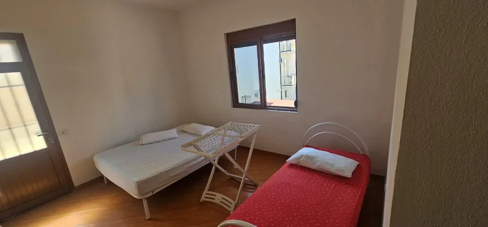 Durres, ofroj JEPET ME QERA – KATI I DYTË I NJË SHTËPIE PRIVATE | PLAZH, DURRËS 250 €